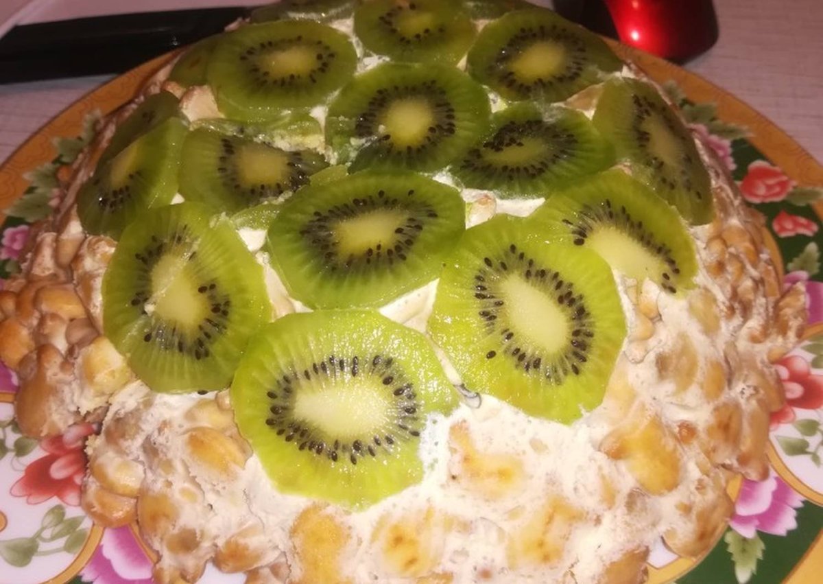 Торт без выпечки из печенья с бананом и киви