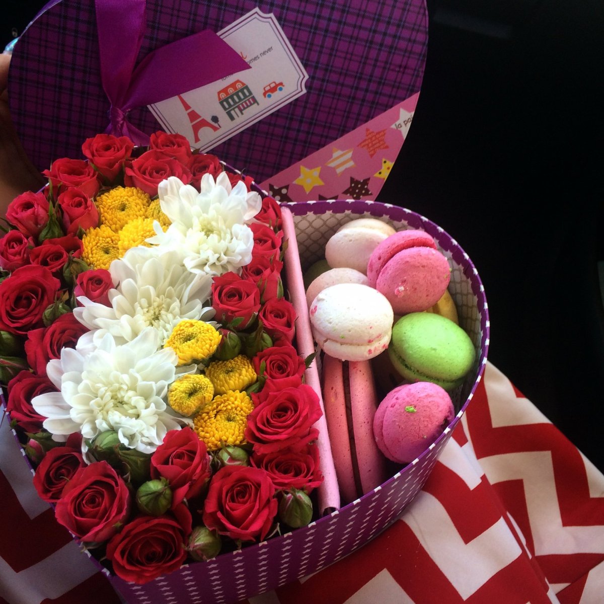 Подарочные коробки с цветами и сладостями