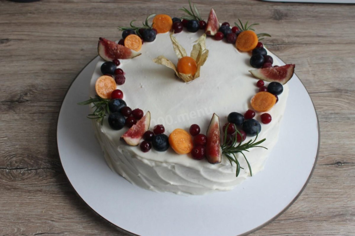 Украсить торт клубникой и голубикой