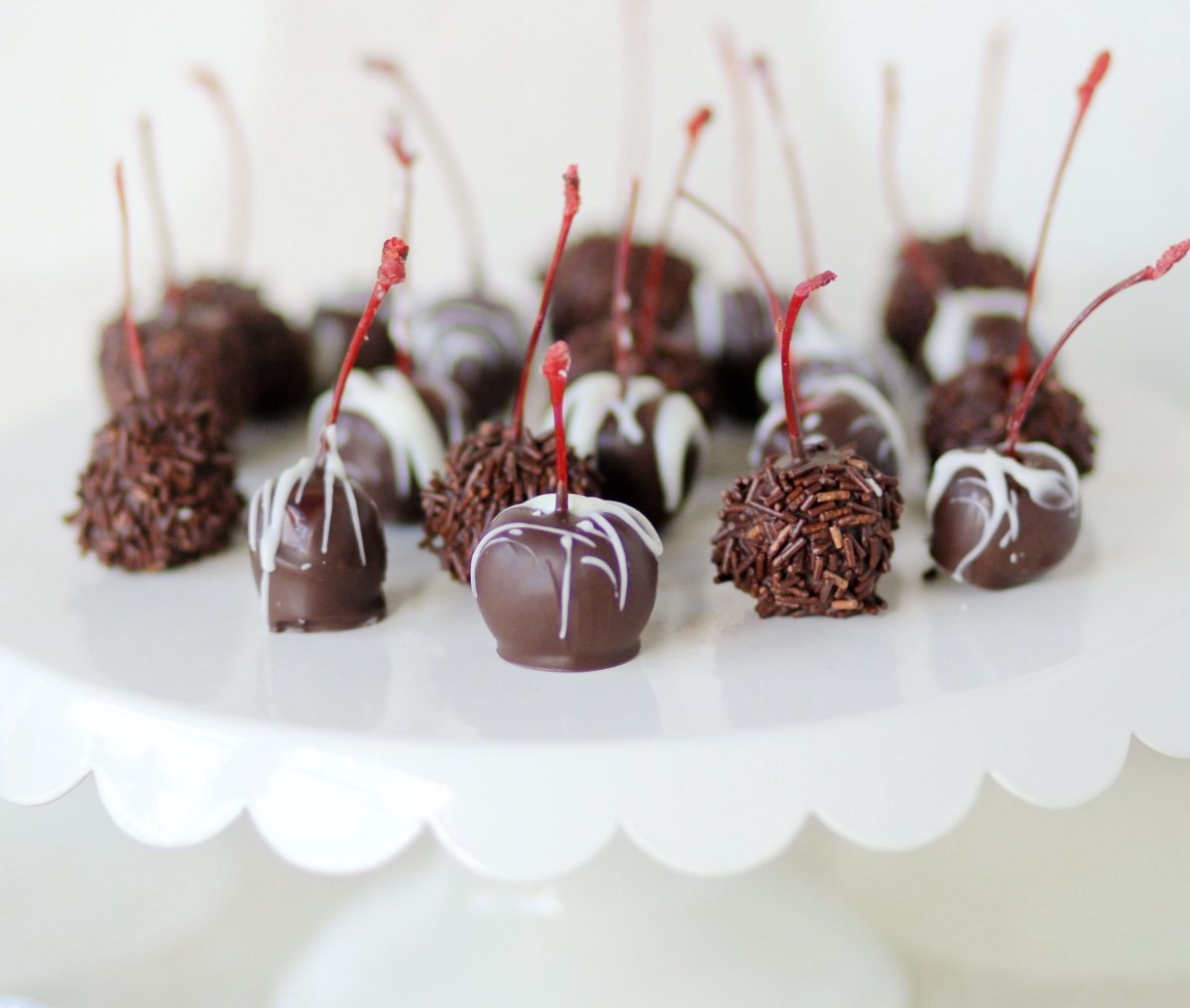 День вишни в шоколаде National Chocolate covered Cherry Day США