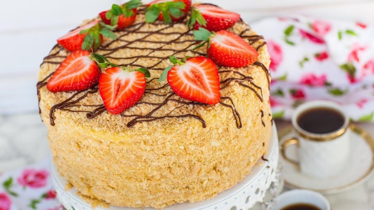 Медовик с клубникой и сметанным кремом