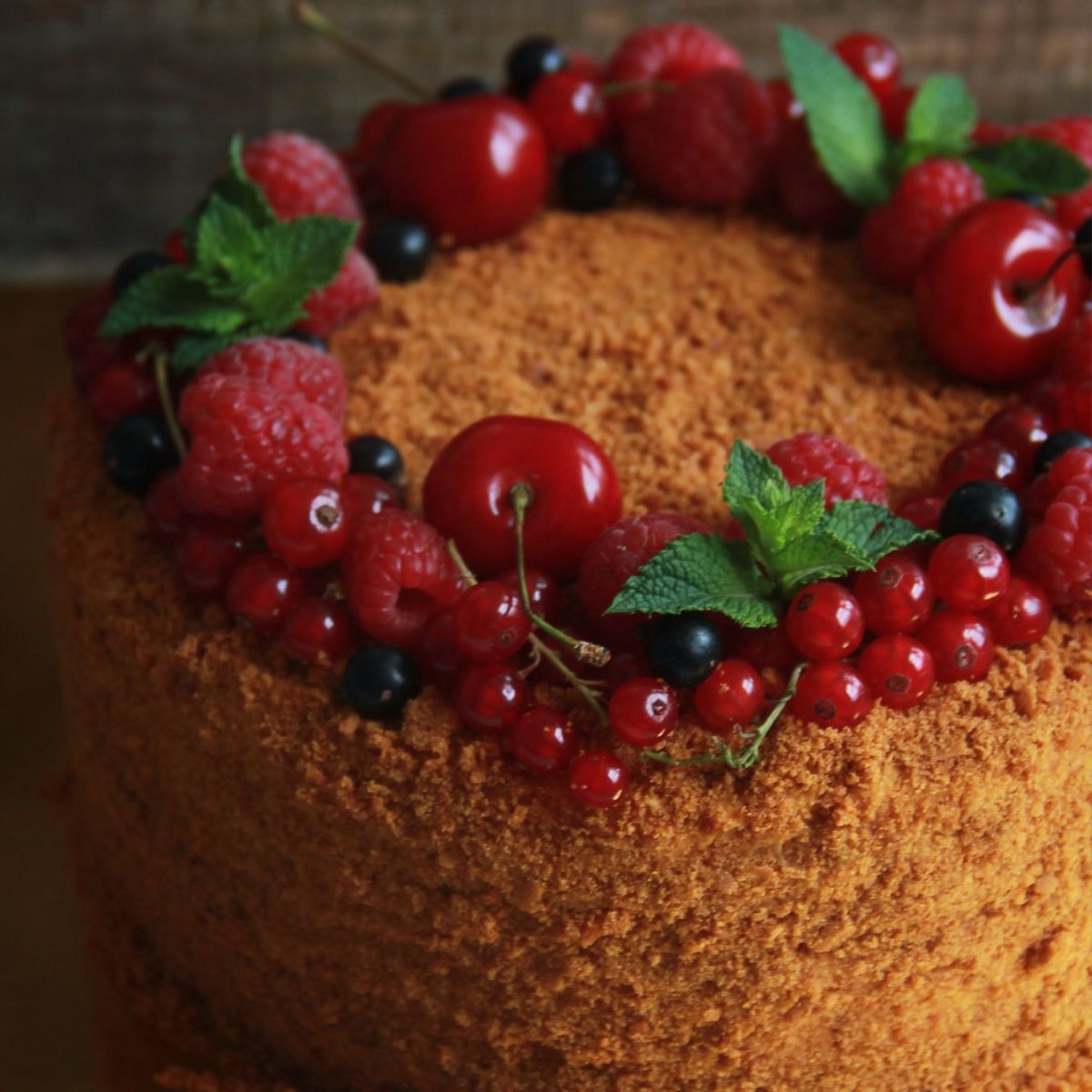 Медовик украшенный фруктами