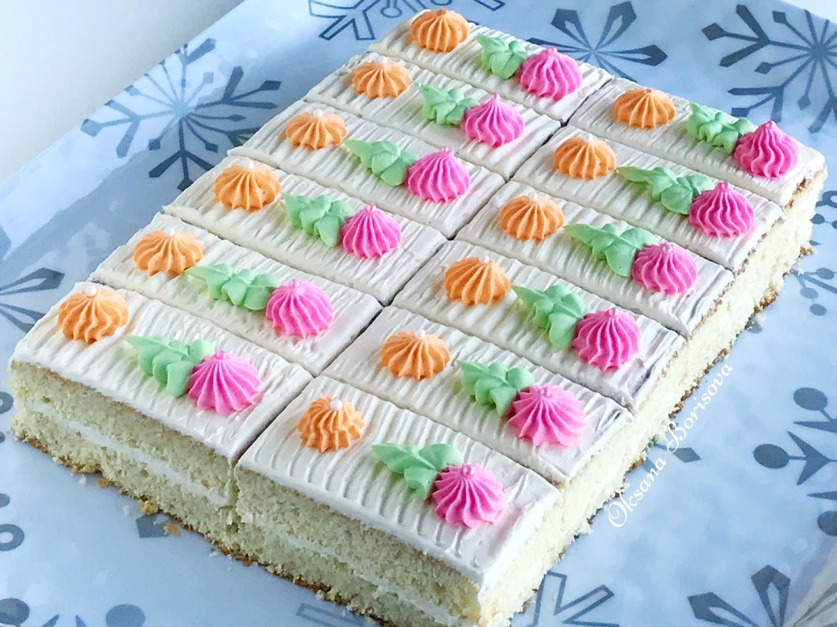 Мини пирожные с клубникой, вишней