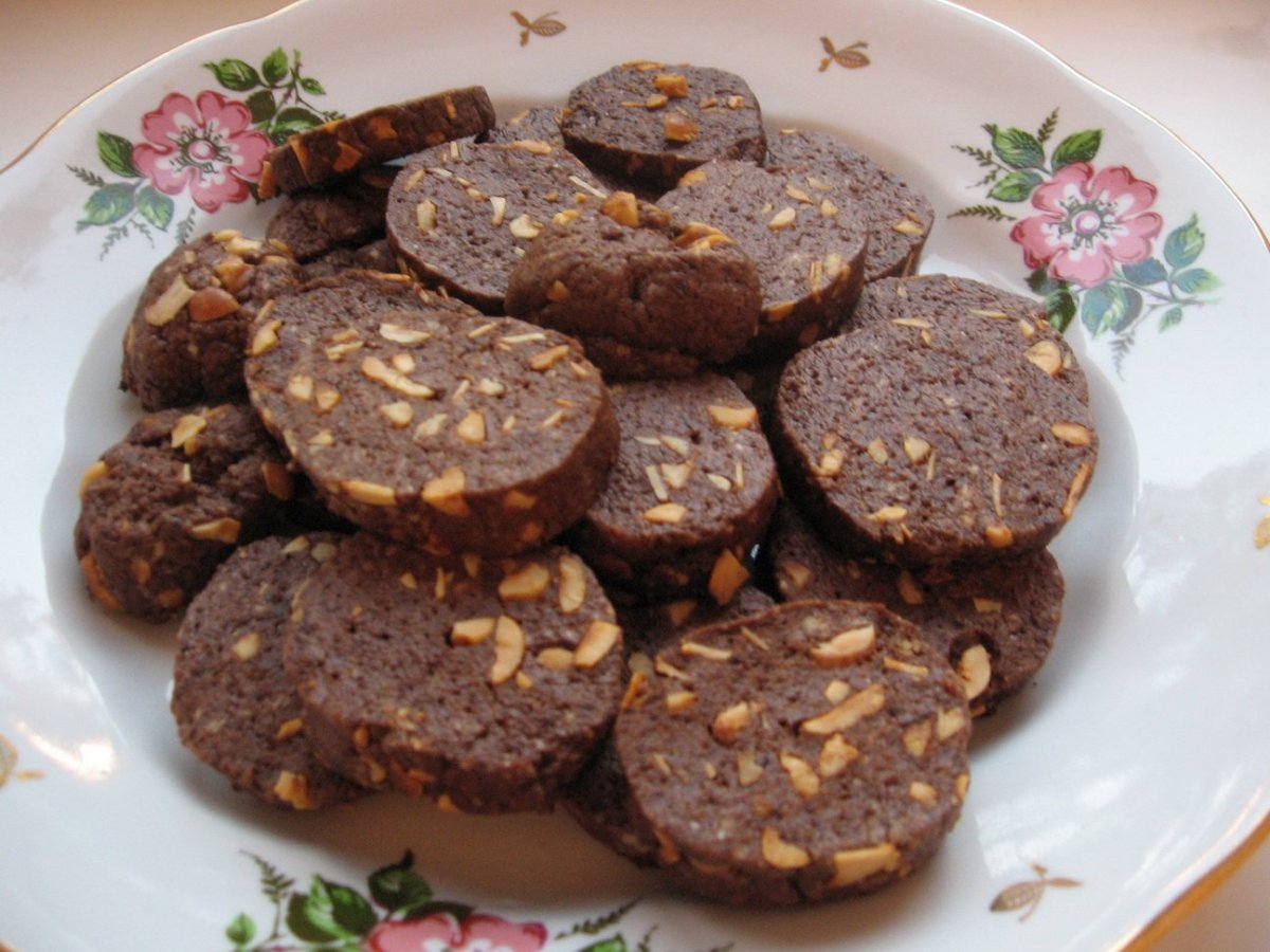 Шоколадная колбаса из печенья и какао