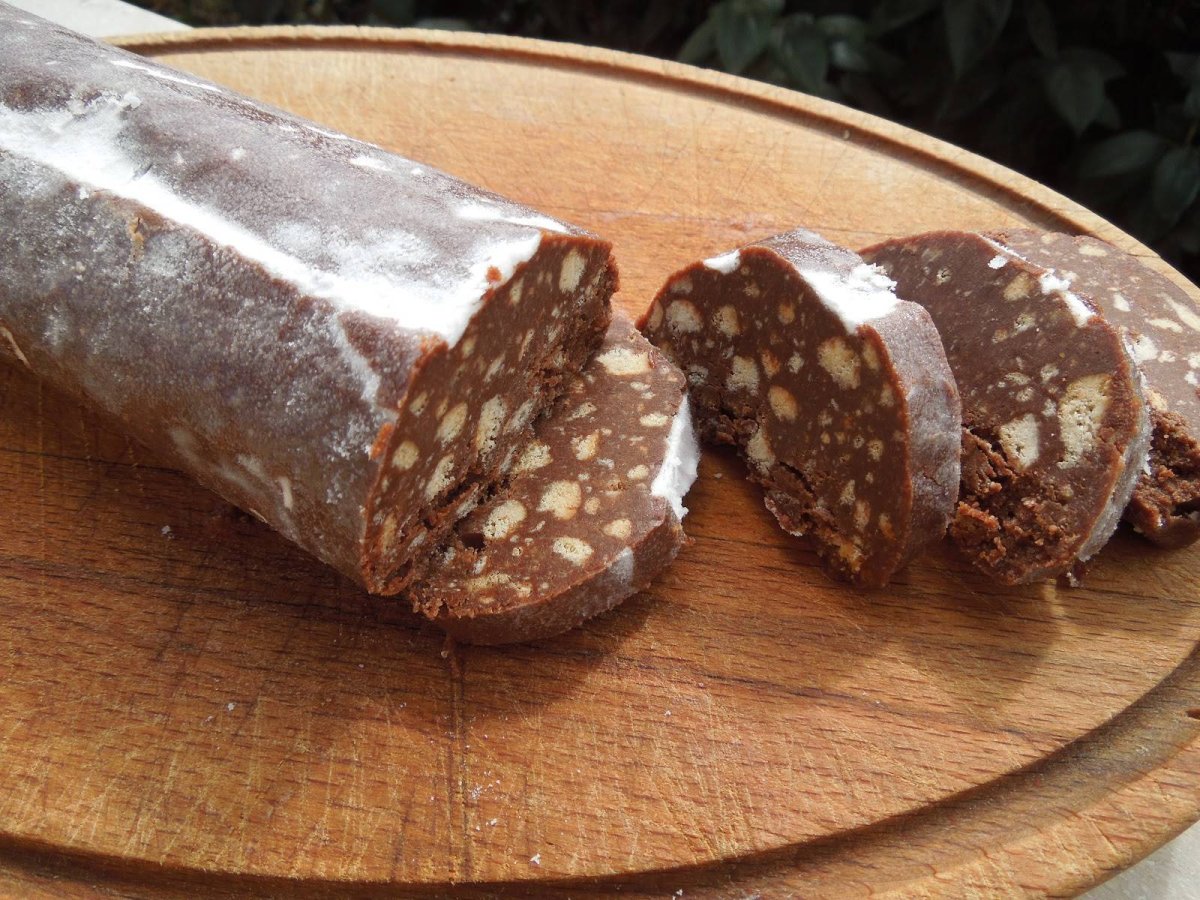 Шоколадная колбаска с орехами и печеньем