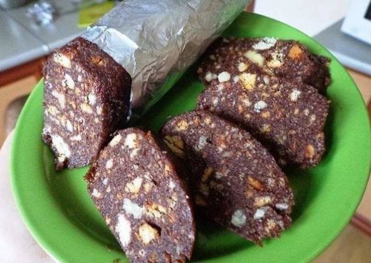 Пирожное колбаска из печенья