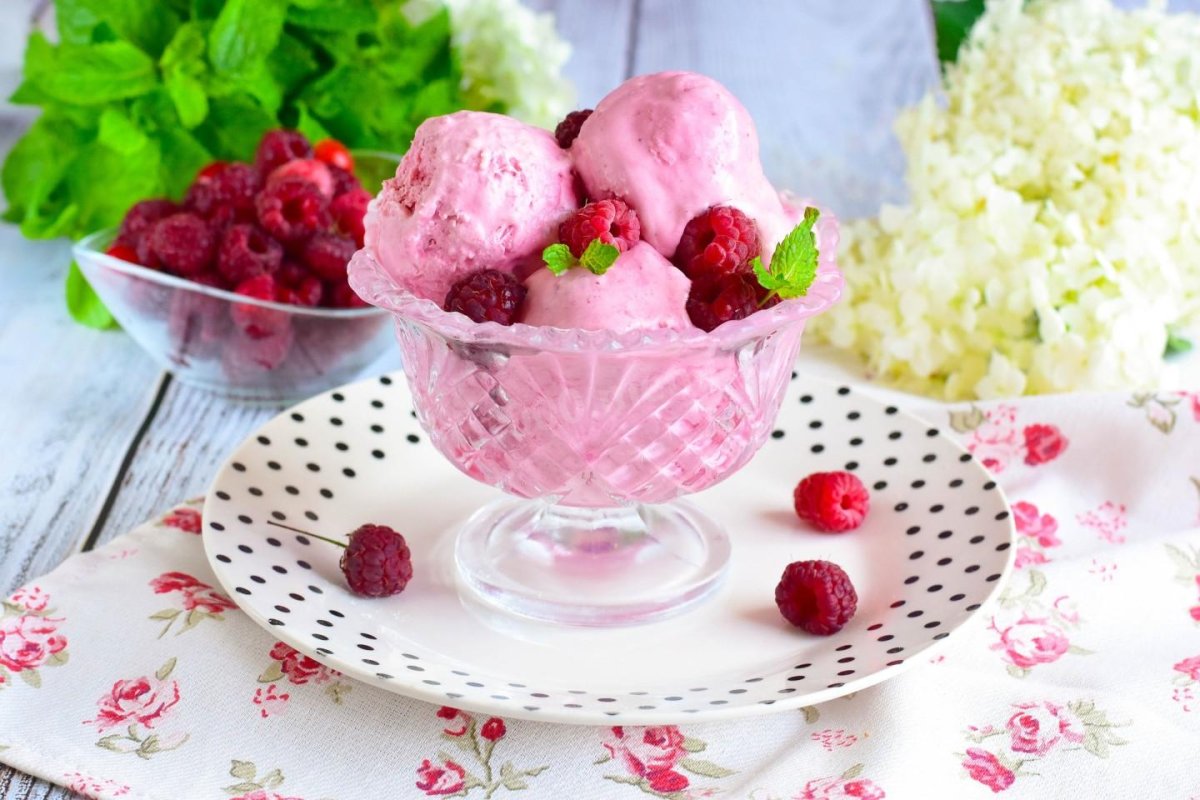 Мороженое с клубникой в чашке