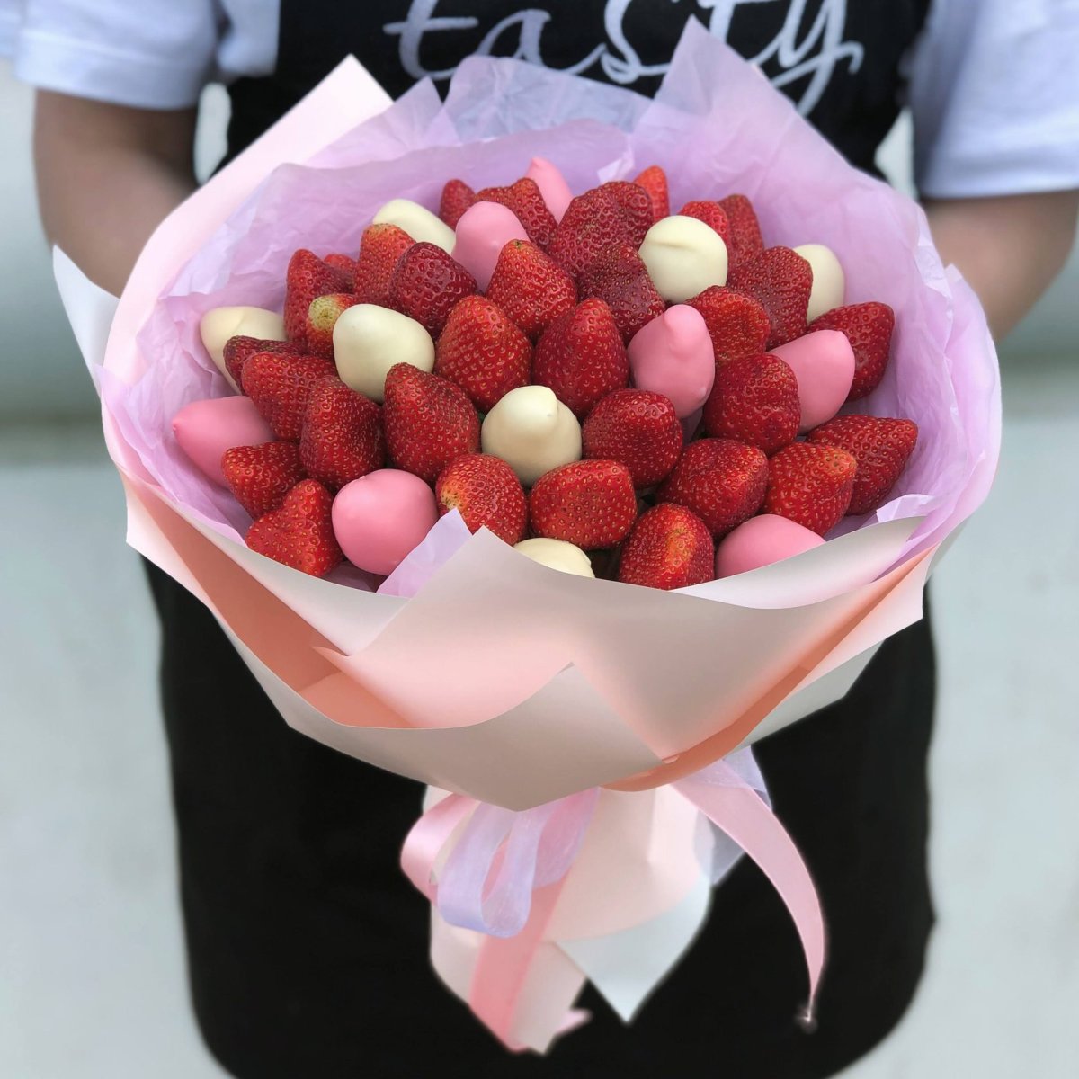 Клубника и цветы в коробке