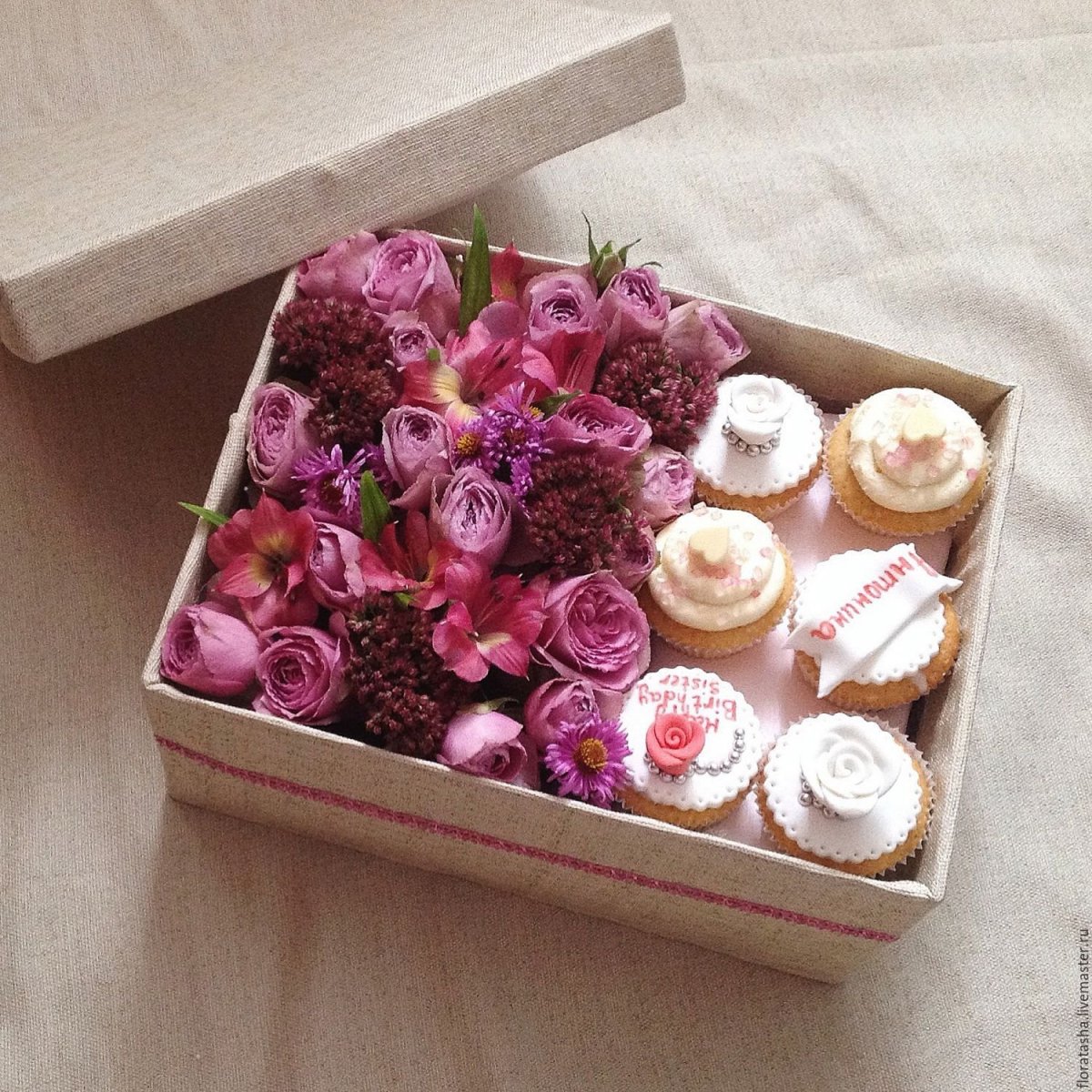 Капкейки с цветами в коробке