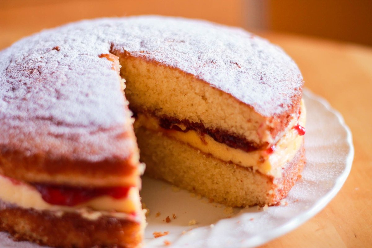 Lemon drizzle traybake