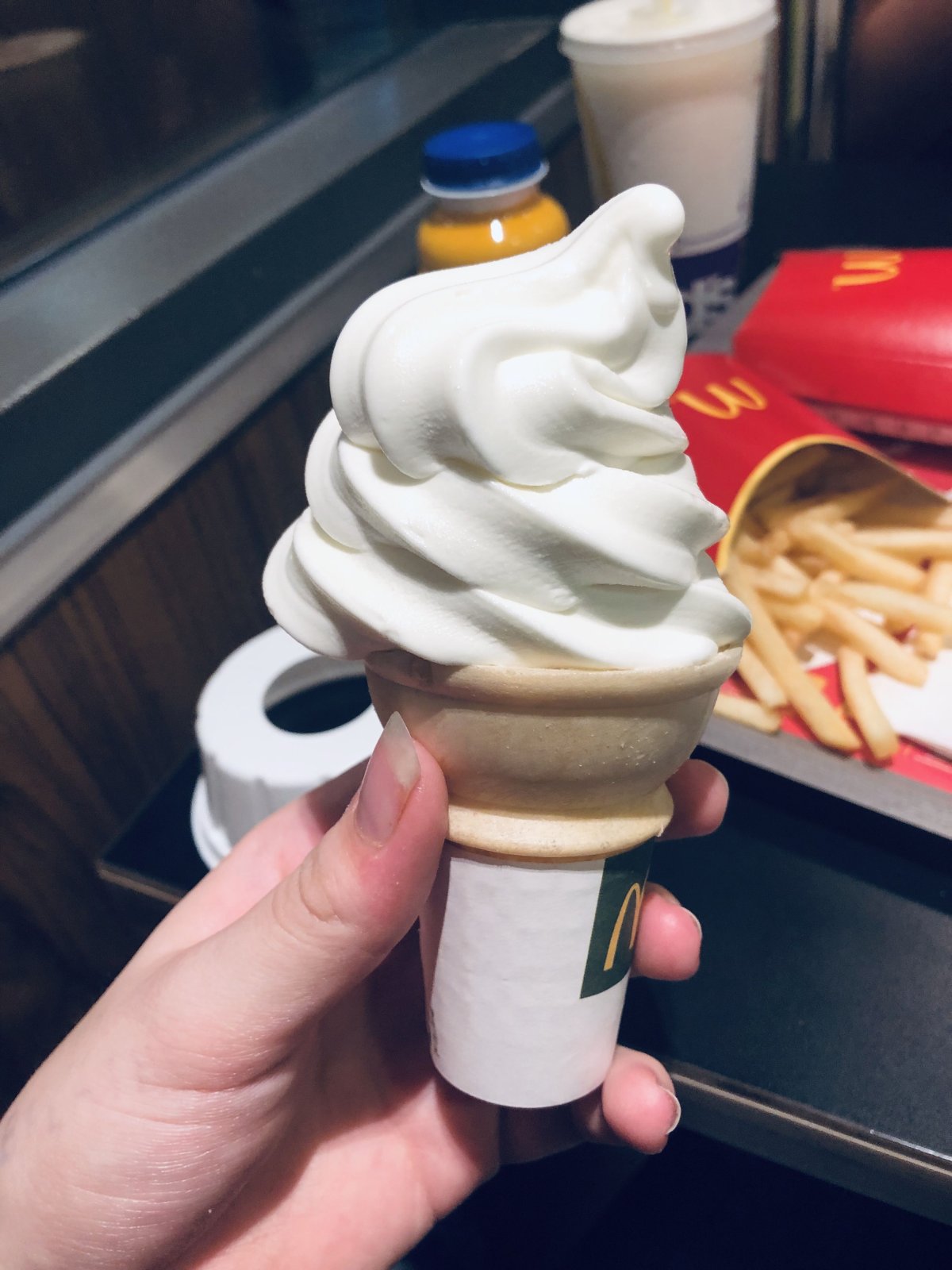 Мороженое из Макдональдса с карамелью