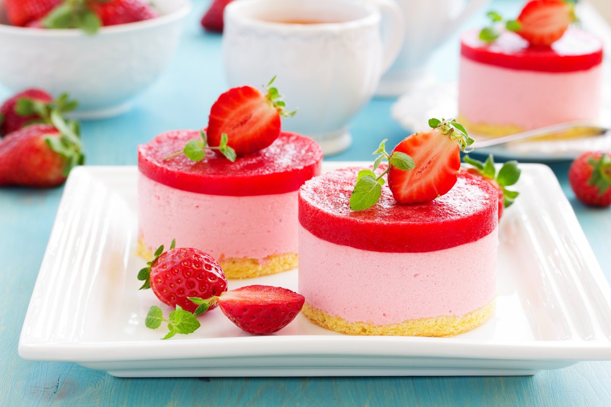 Десерт с клубникой