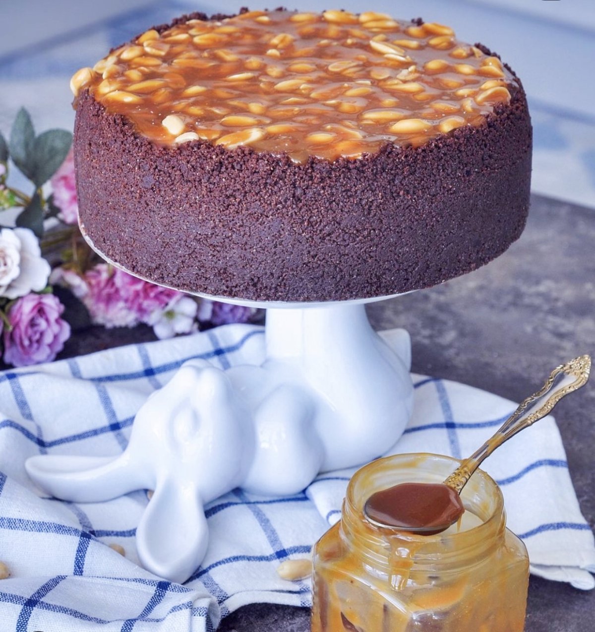 Сникерс с карамелью и арахисом
