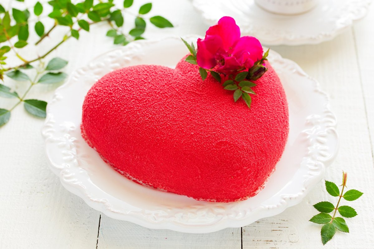 Торт в виде красного сердца