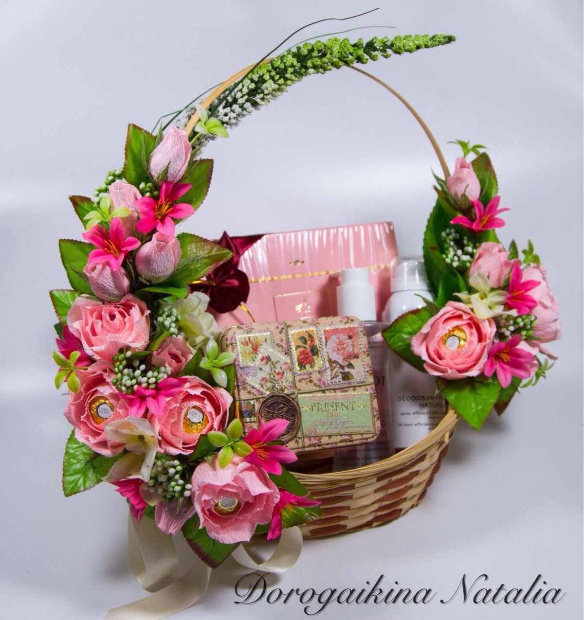 Деревянная корзинка с клубникой