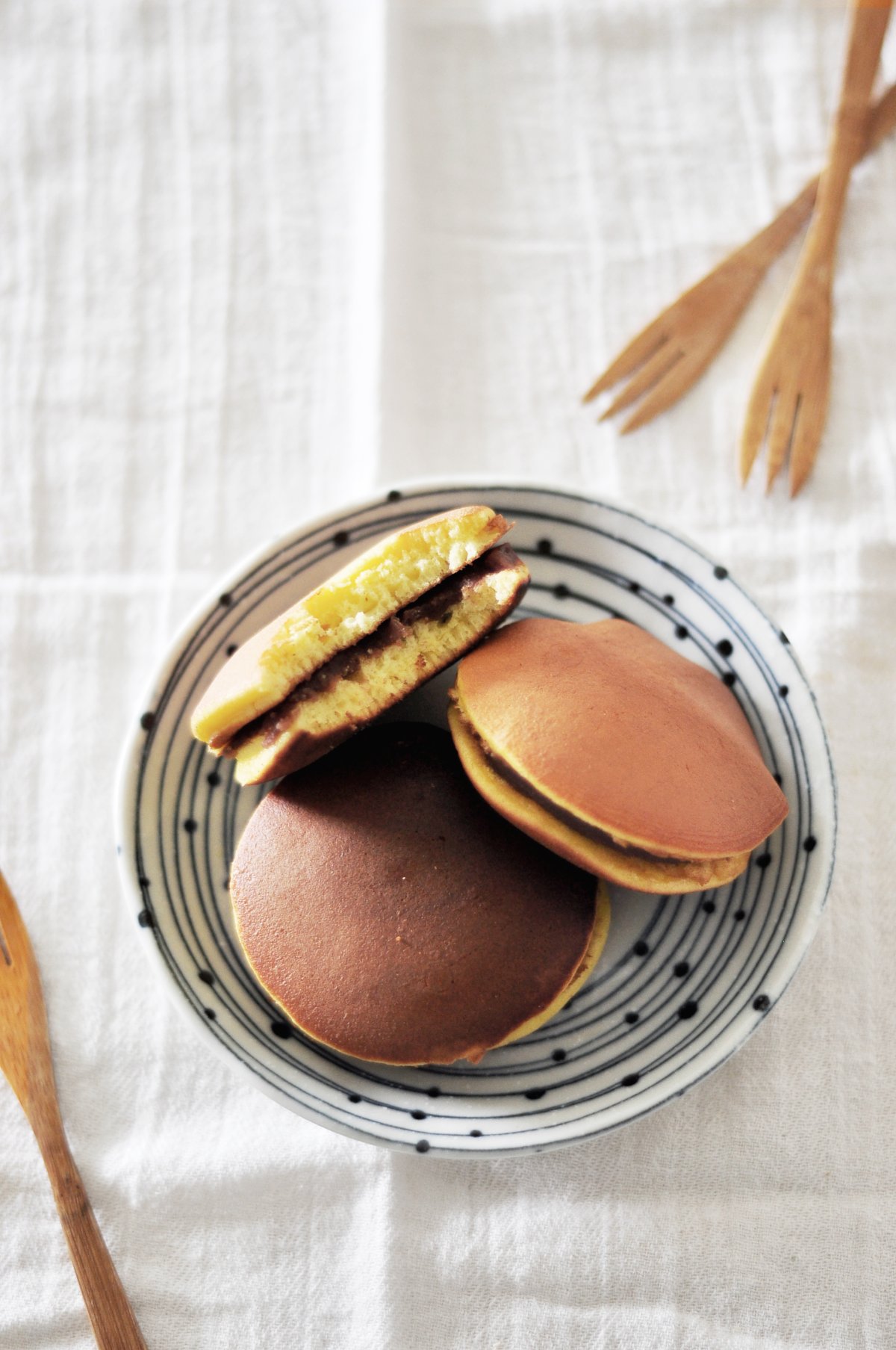 Doroyaki с начинкой на белом фоне