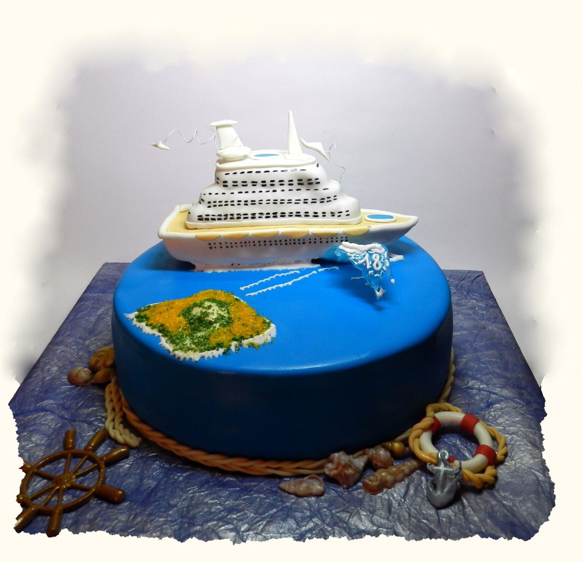 Торт с кораблем и морем