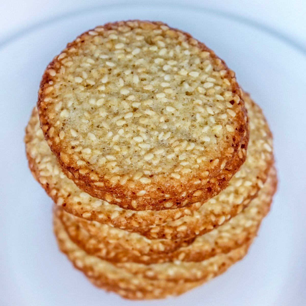 Круглое печенье с кунжутом
