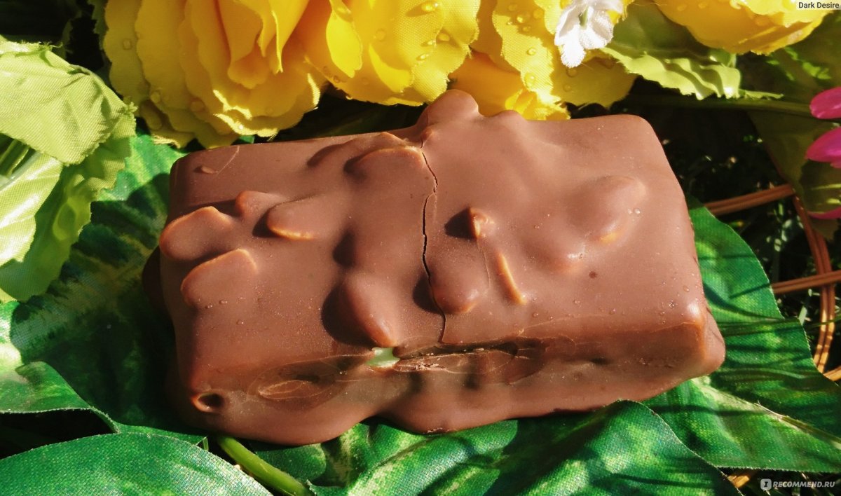 Мороженое с арахисом и карамелью