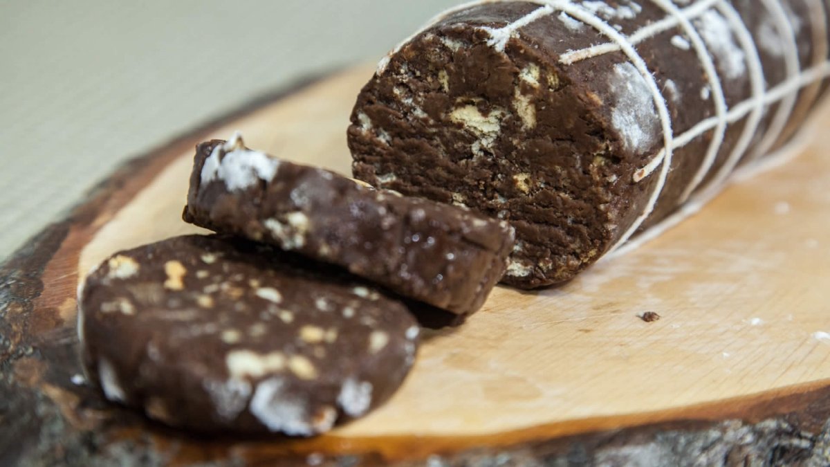 Сладкая колбаска с орехами и цукатами