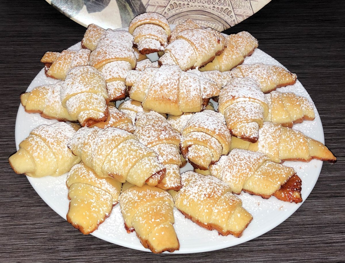 Рогалики с клубничным джемом