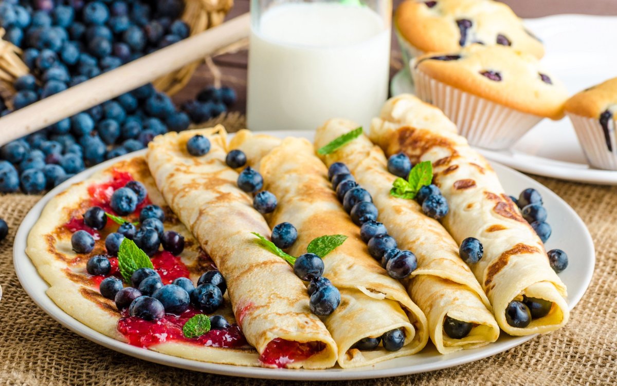 Блины с медом и ягодами