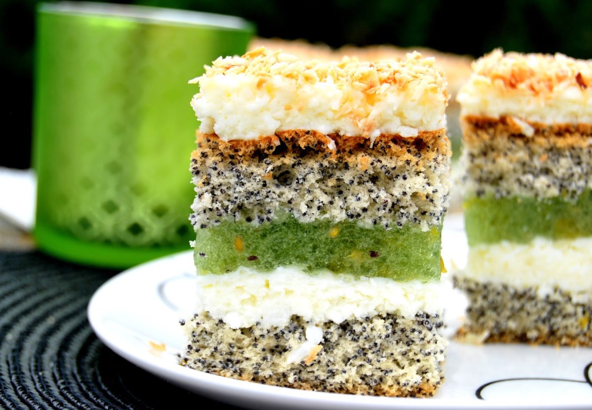 Маковый бисквит с лимонным курдом и меренгой