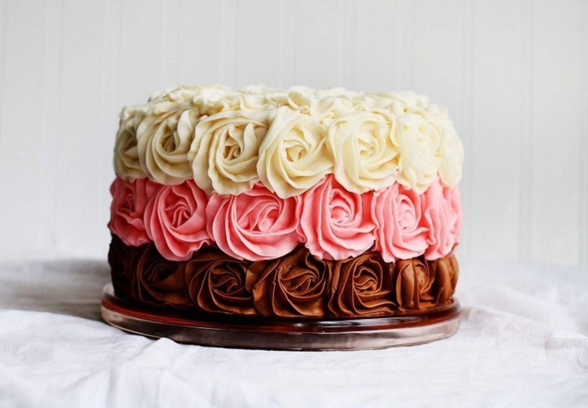 Торт с красными розами из крема