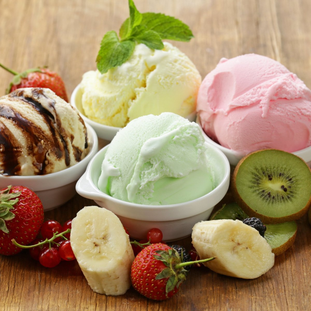 Десерт мороженое с фруктами