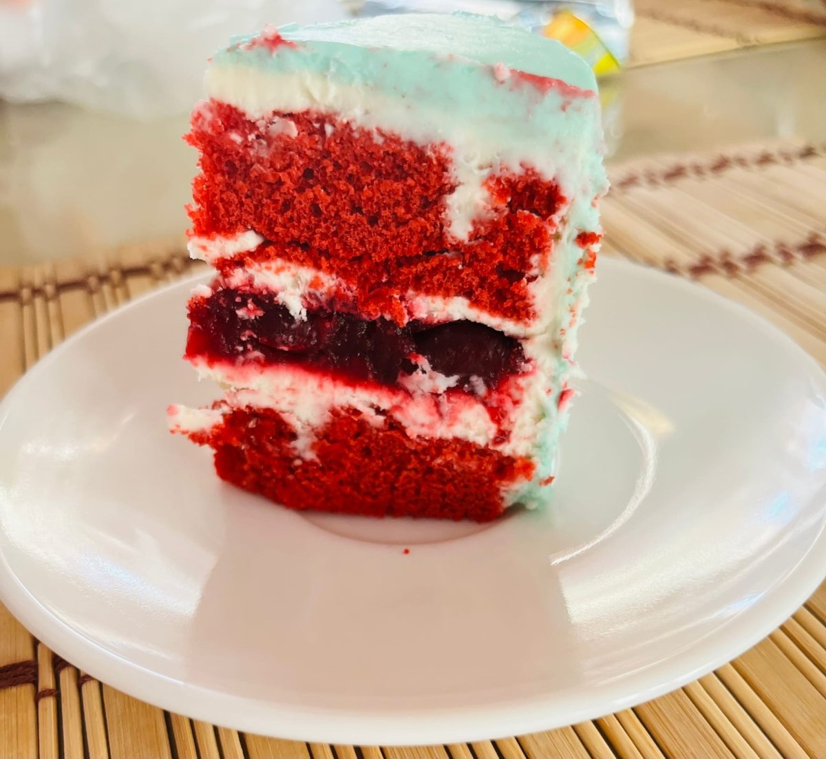 Красный бархат с клубничным конфи