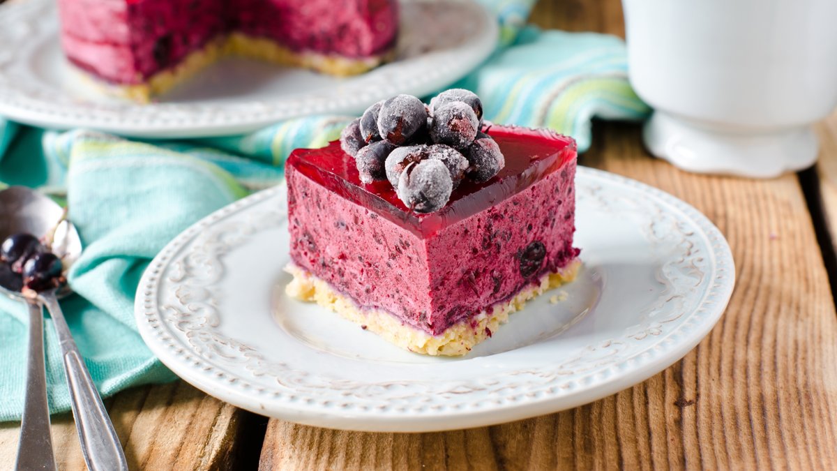 Торт с розмарином и голубикой