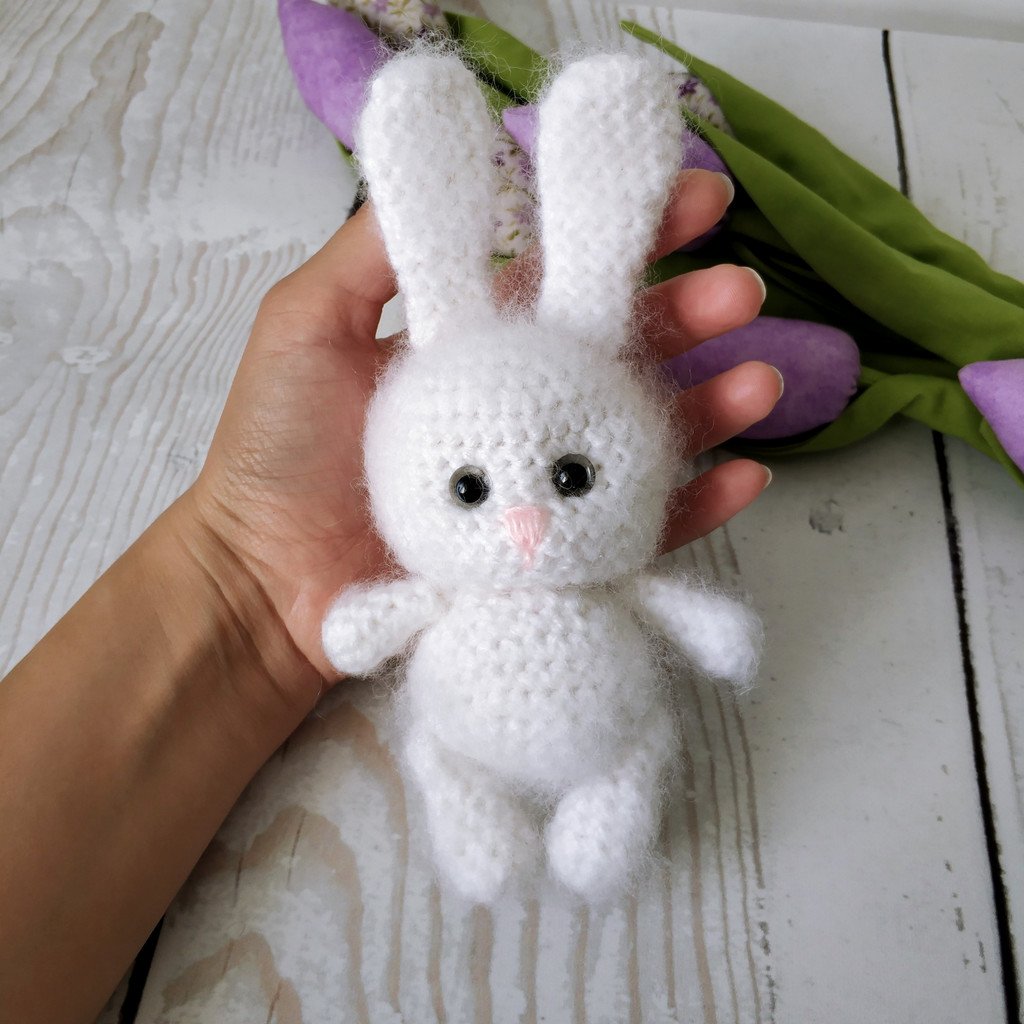 Вязаные игрушки зайчики