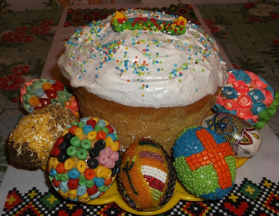 Композиция из кулича и яиц