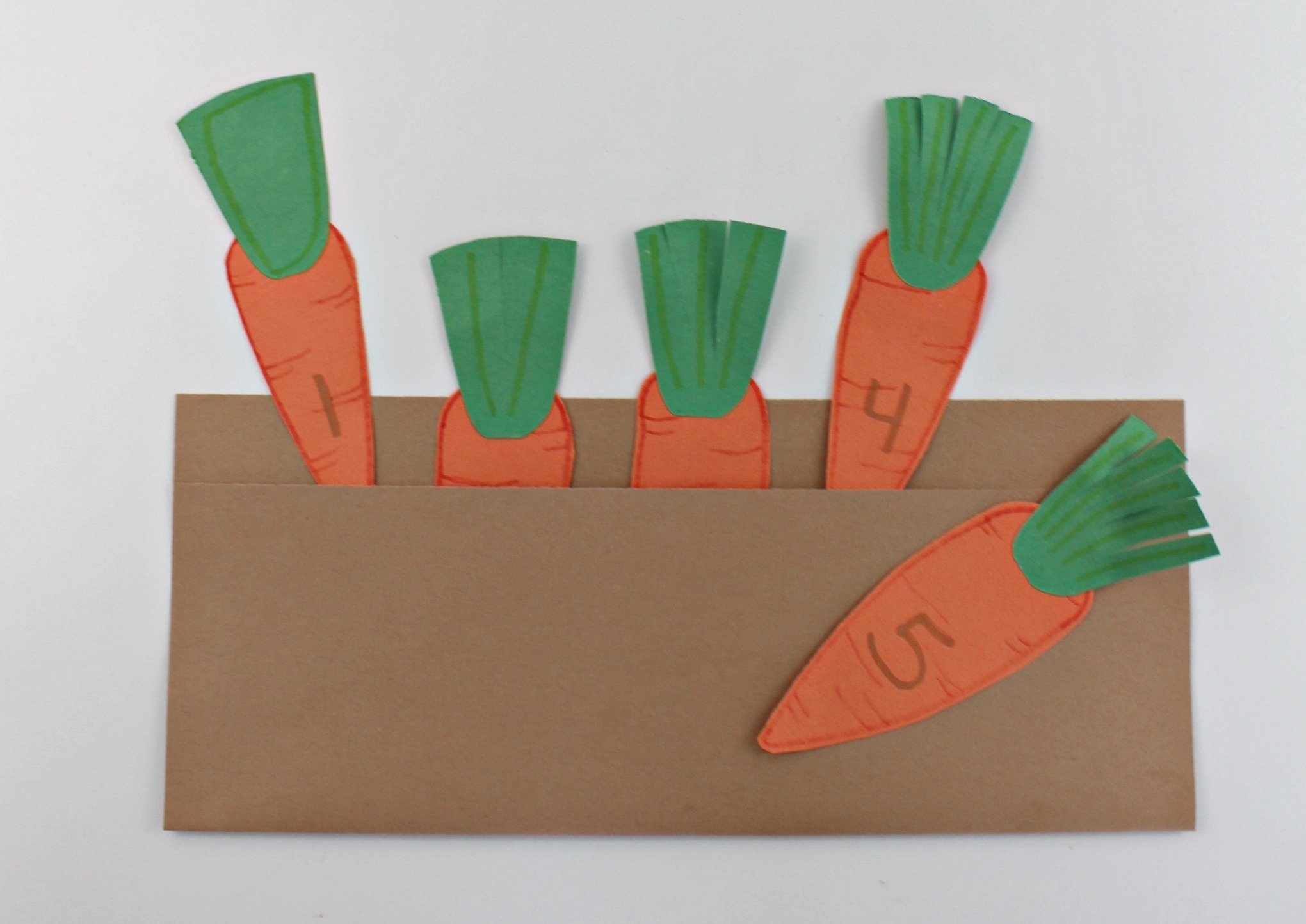 День морковки в детском саду. Поделка морковка из бумаги. Поделка овощи из бумаги. Поделка овощи для детей. Аппликация морковь.