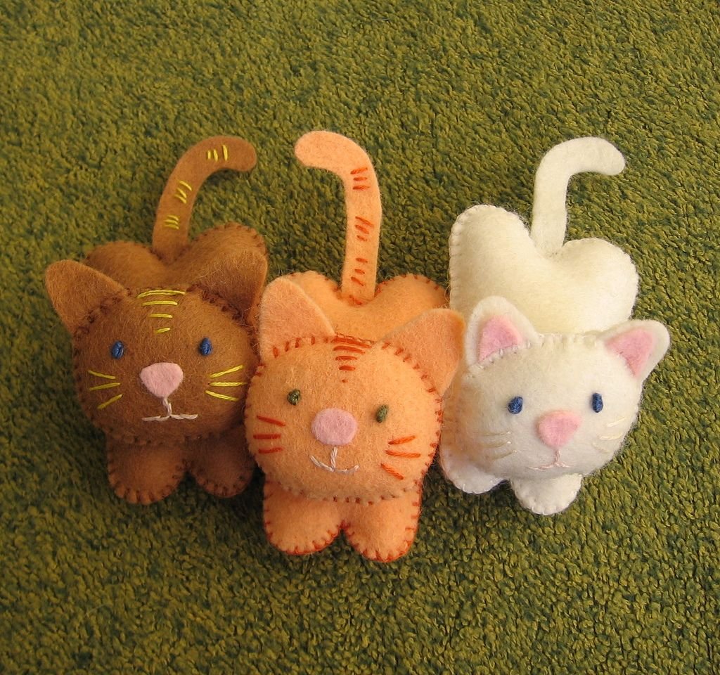 Игрушка из фетра "котенок"
