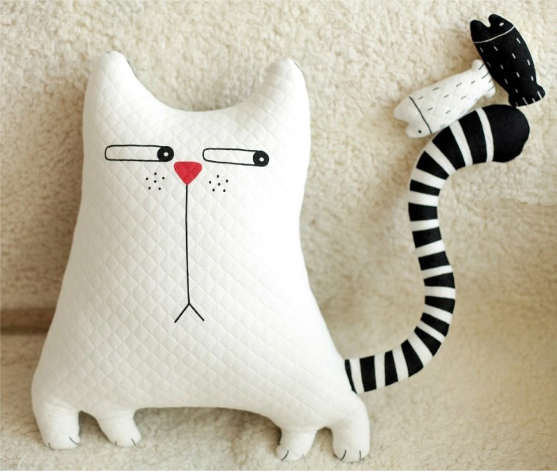 Веселый кот игрушка. Сшить мягкую игрушку. Подушка котик. Игрушки для подушки. Шитые игрушки.