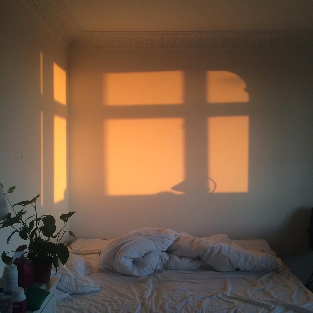 Одна комната солнечный свет ангел дата выхода. Комната с окном. Солнечный свет в комнате. Лучи солнца в комнате. Эстетика солнца в комнате.