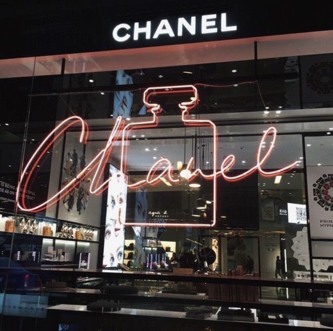 Неоновая вывеска Chanel