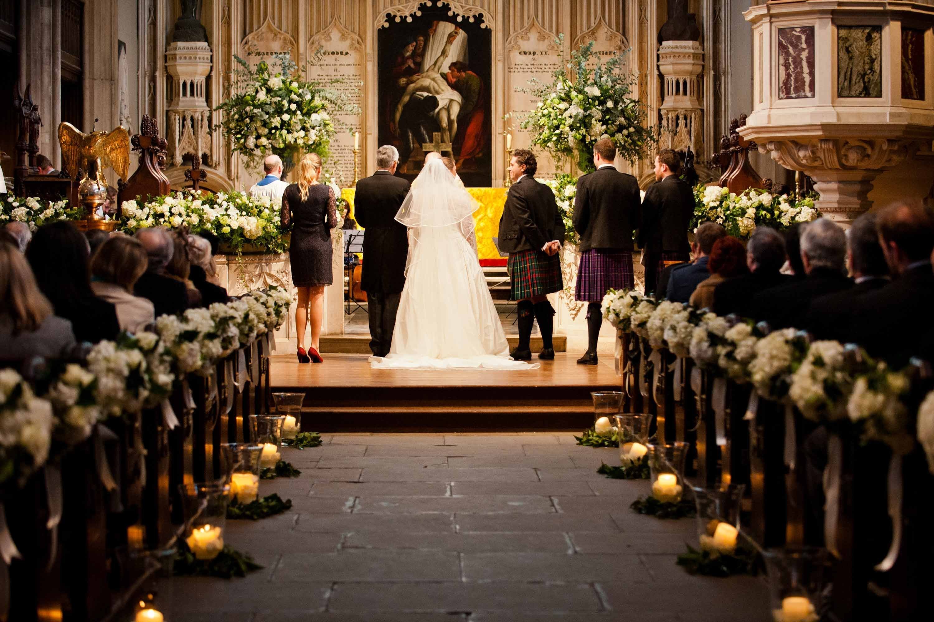 Церемония в церкви. Свадьба в Великобритании венчание в церкви. Церемония свадьбы в Англии в церкви. Свадебный алтарь Геншин. Жених и невеста у алтаря.
