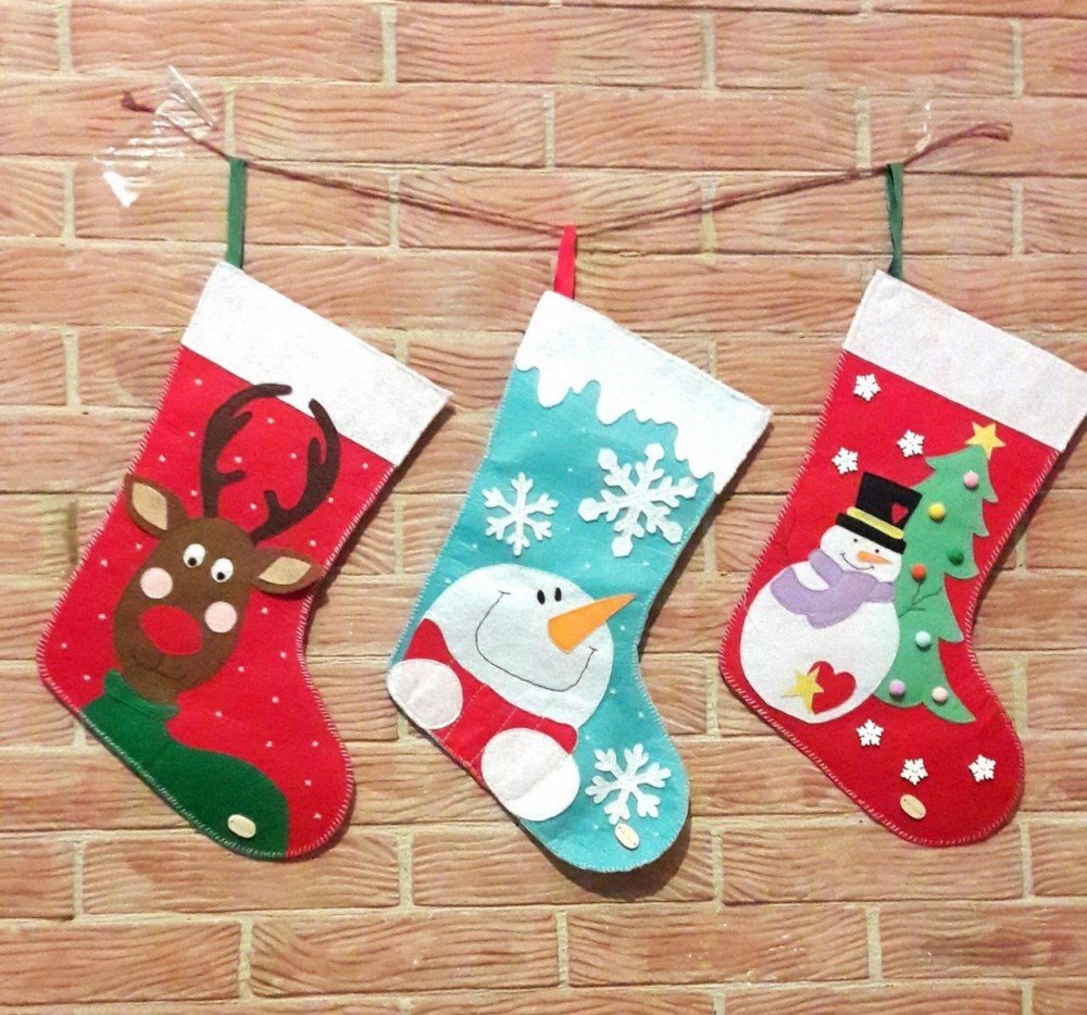 Красочный атрибут праздника: новогодний носок для подарков крючком