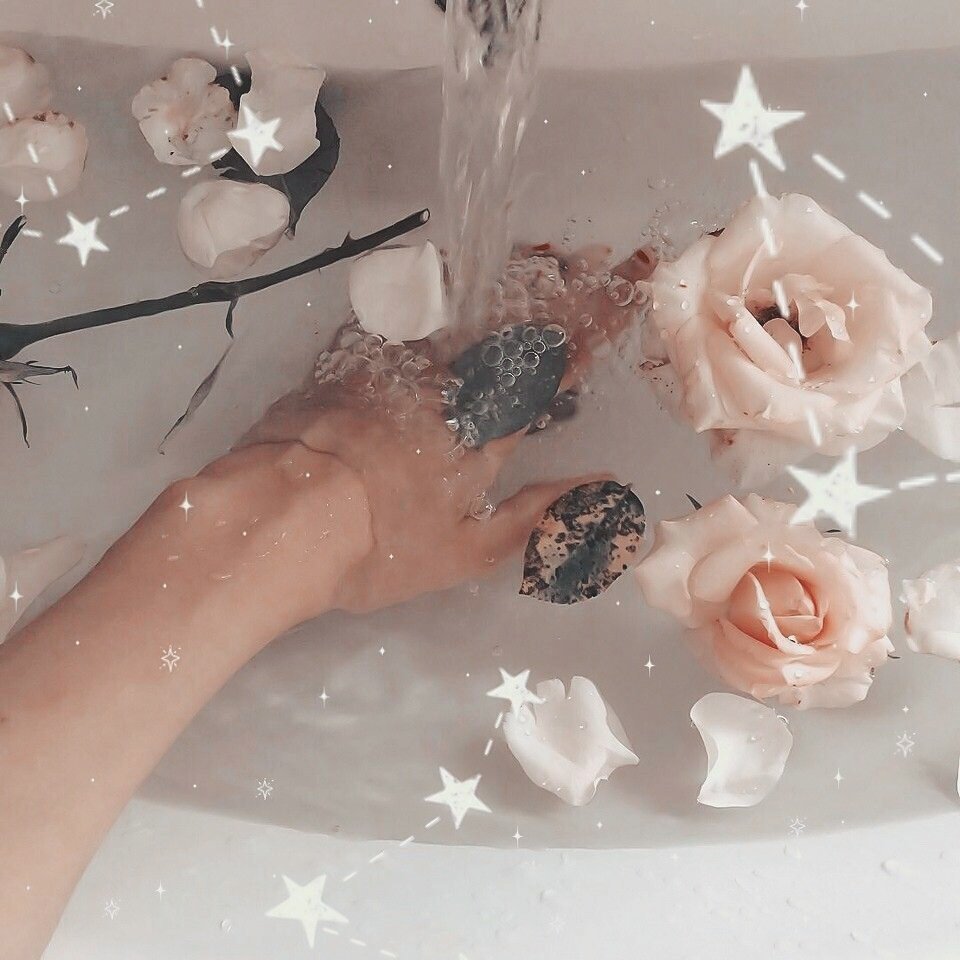 Цветы в ванной в воде