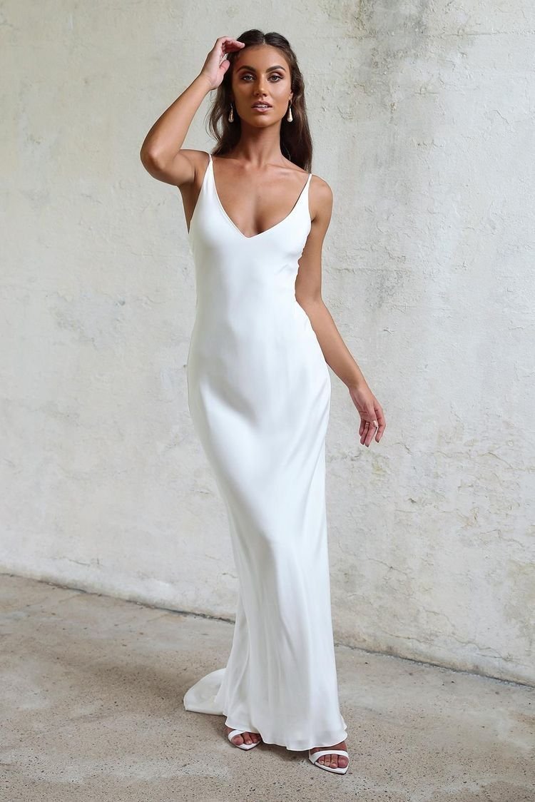 Платья белые шелка. Белое длинное шелковое платье. Белое шелковое платье на бретельках. Белое атласное платье на бретельках. Свадебное платье на бретельках.