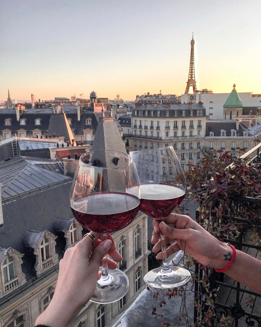 French life. Вино Франция. Бокал вина Париж. Французы Эстетика. Вино на крыше.