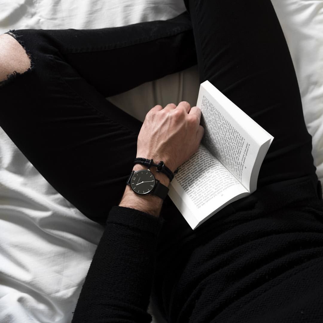 Парень с книгой в руках
