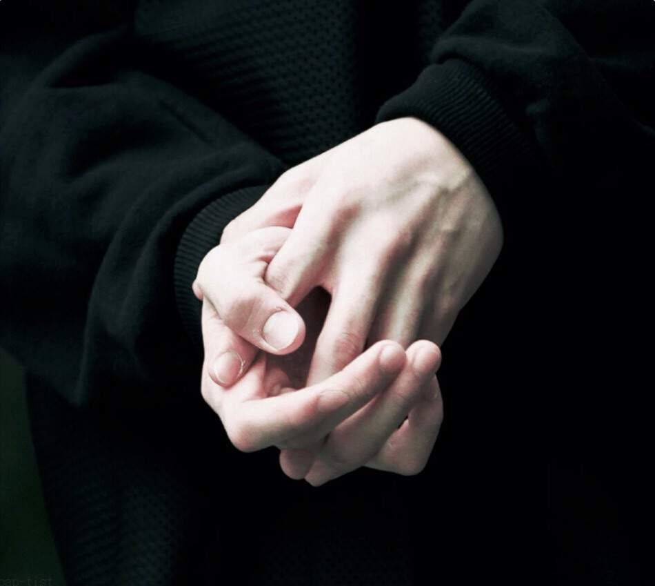 Сонник рука мужа. Мужская рука. Изящные мужские руки. Мужские пальцы. Красивые мужские пальцы рук.
