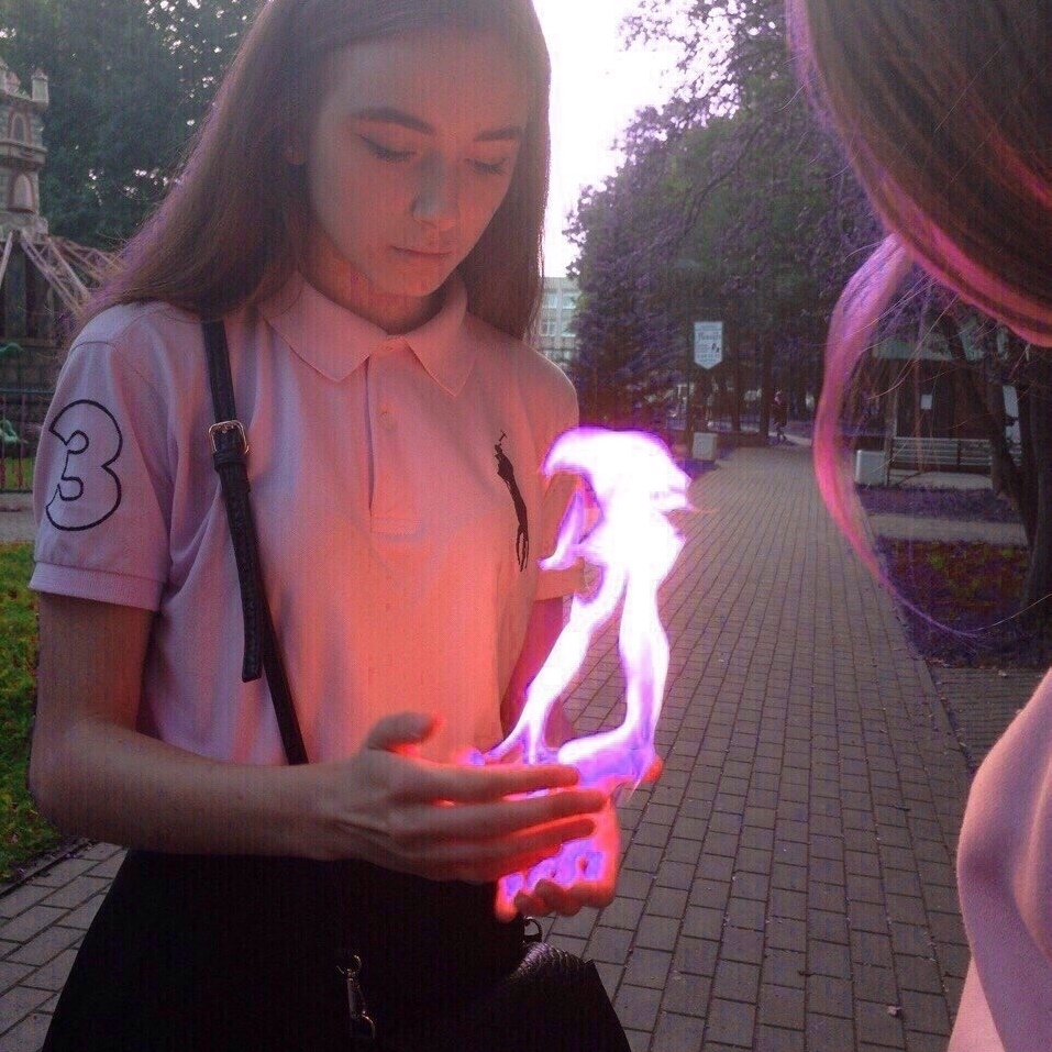 Девушка с зажигалкой