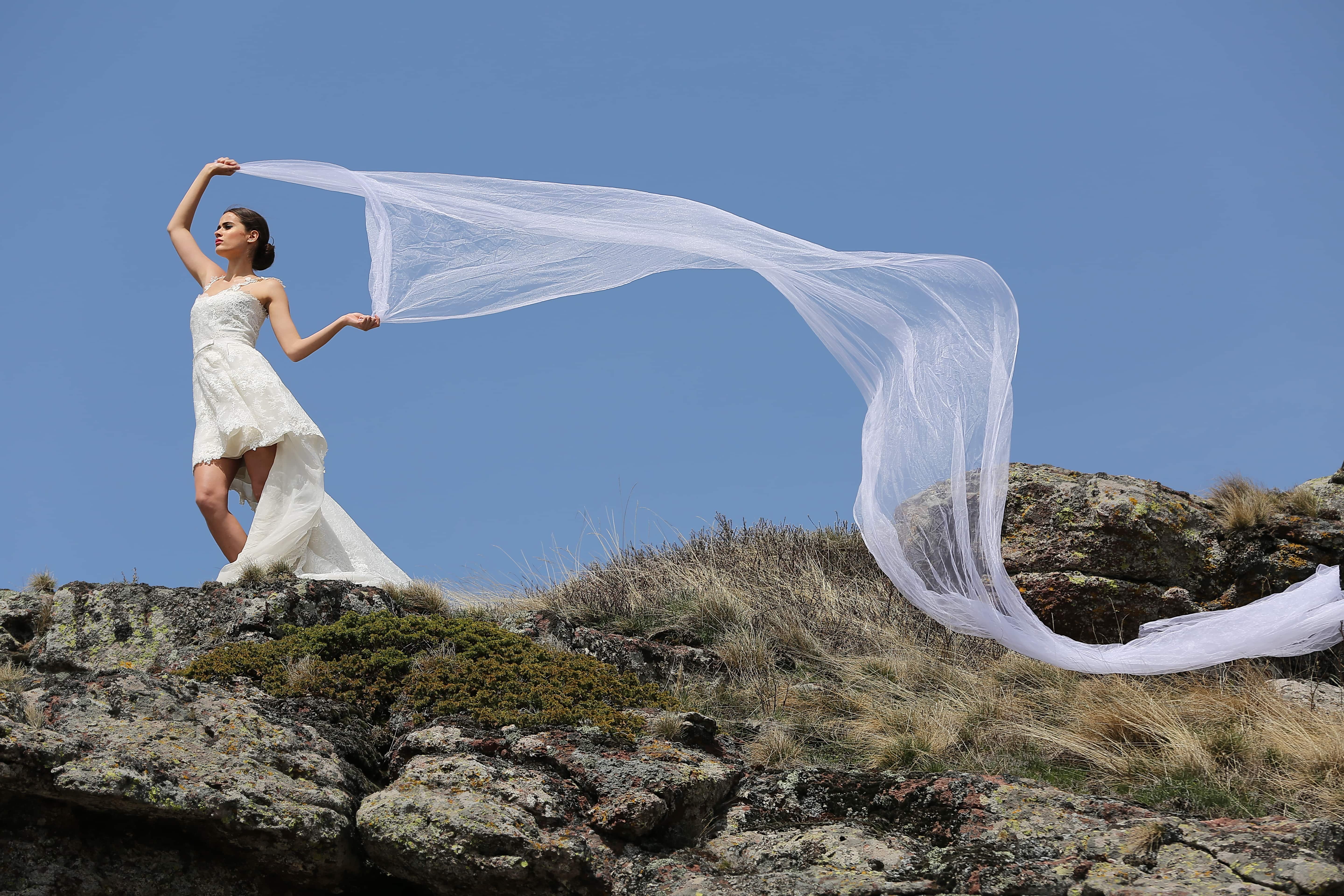 Невеста ветра. Развивающееся платье. Свадебное платье на ветру. Платье развевается на ветру.