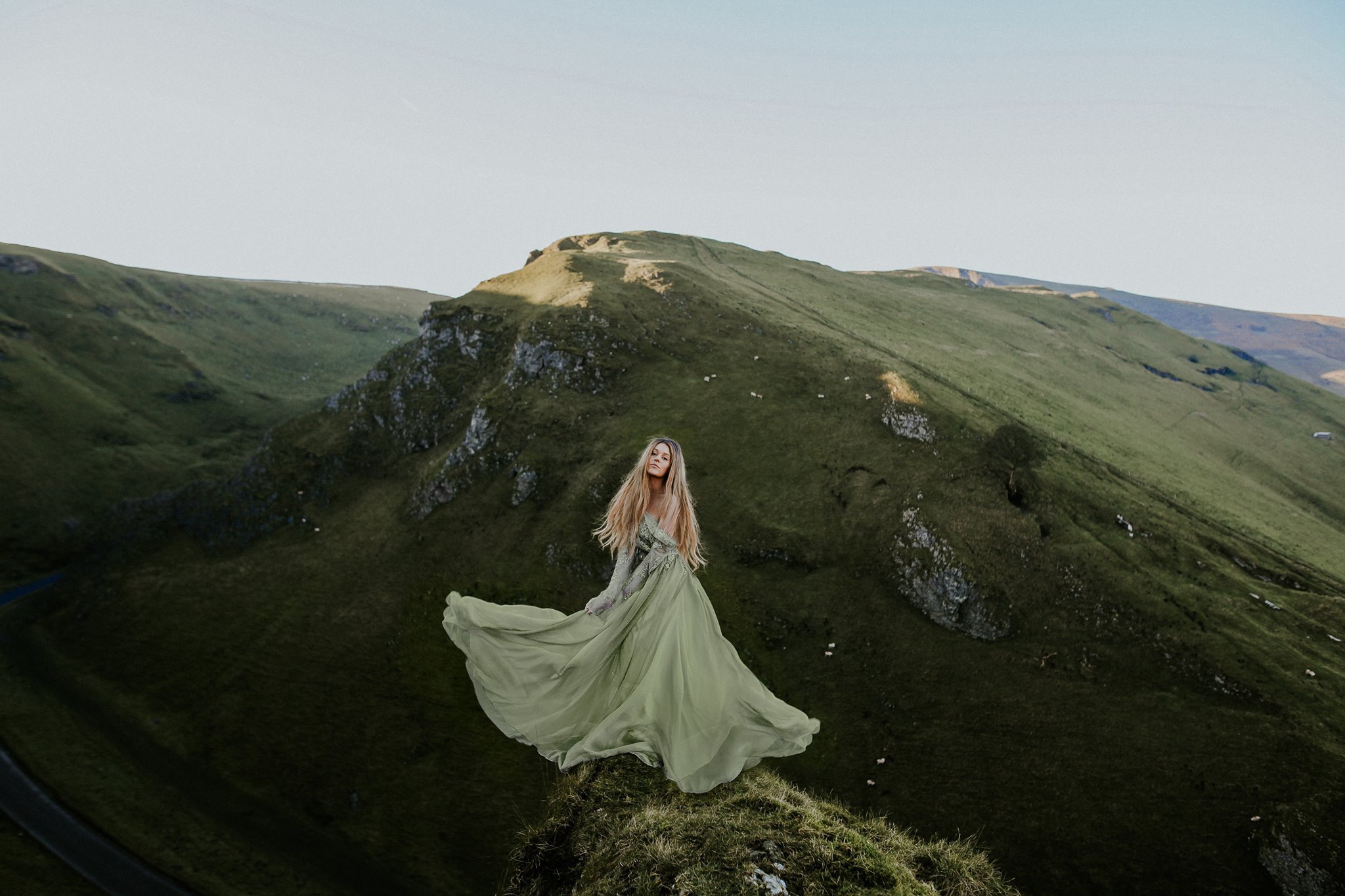 Девочка холмы. Фотосессия в горах в платье. Девушка в платье в горах. Девушка на горе. Развивающееся платье.