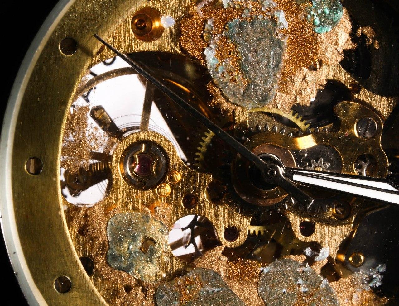 Снизу часы. Часы с механизмом. Механизм часов. Старинные часы механизм. Механические часы старинные.