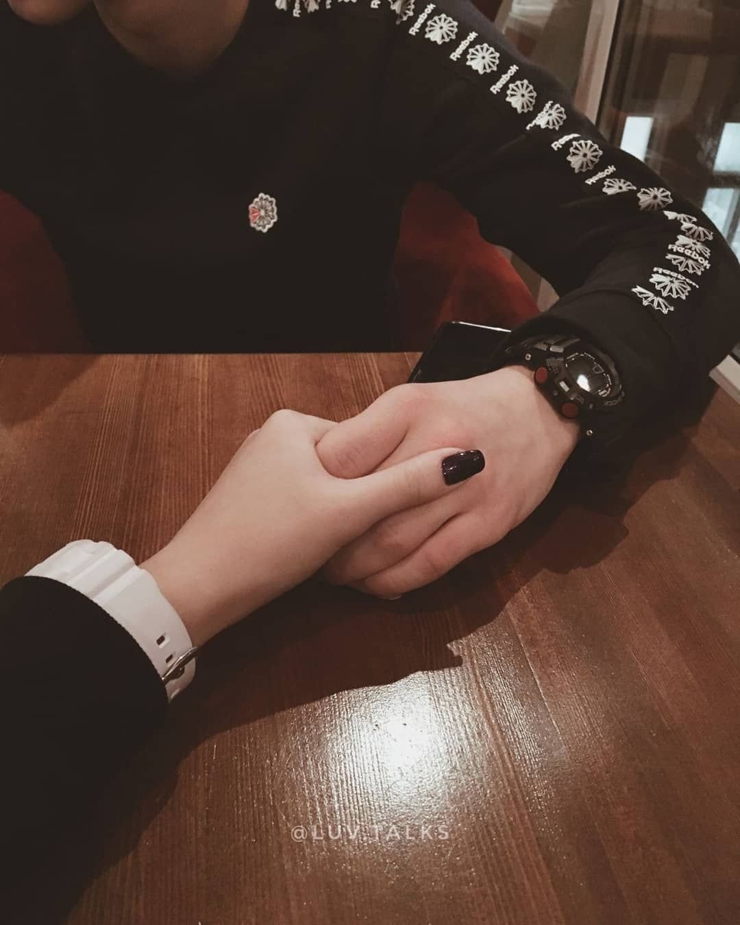 Парень с девушкой без лица